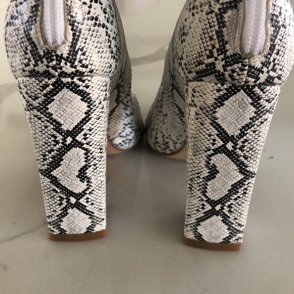 NWOT RAYE xREVOLVE Black and White Snake Skin Boots with Stacked Heel Size 6 - Picture 4 of 7